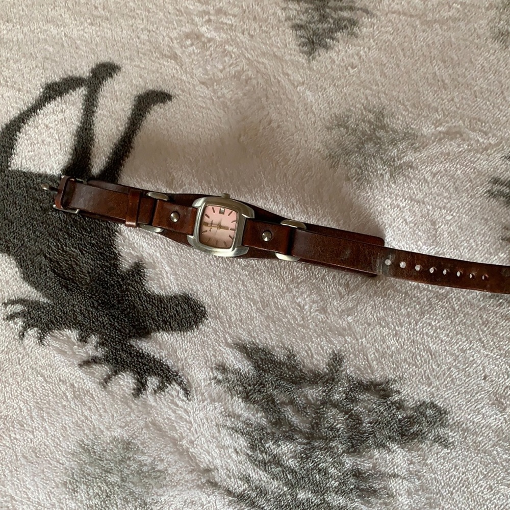 Fossil watch very cute needs a battery